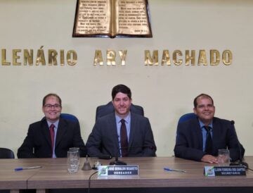 À direita o secretário da mesa, Elcio dos Santos; ao centro, presidente José Geraldo Boareto e à esquerda, o vice-presidente, Carlos Lopes - Carlinhos Detetive.