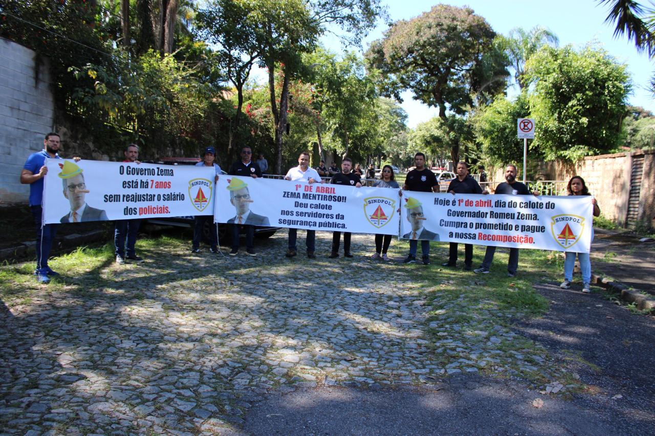 Sindpol/MG faz reivindicação na porta da casa do Governador Romeu Zema