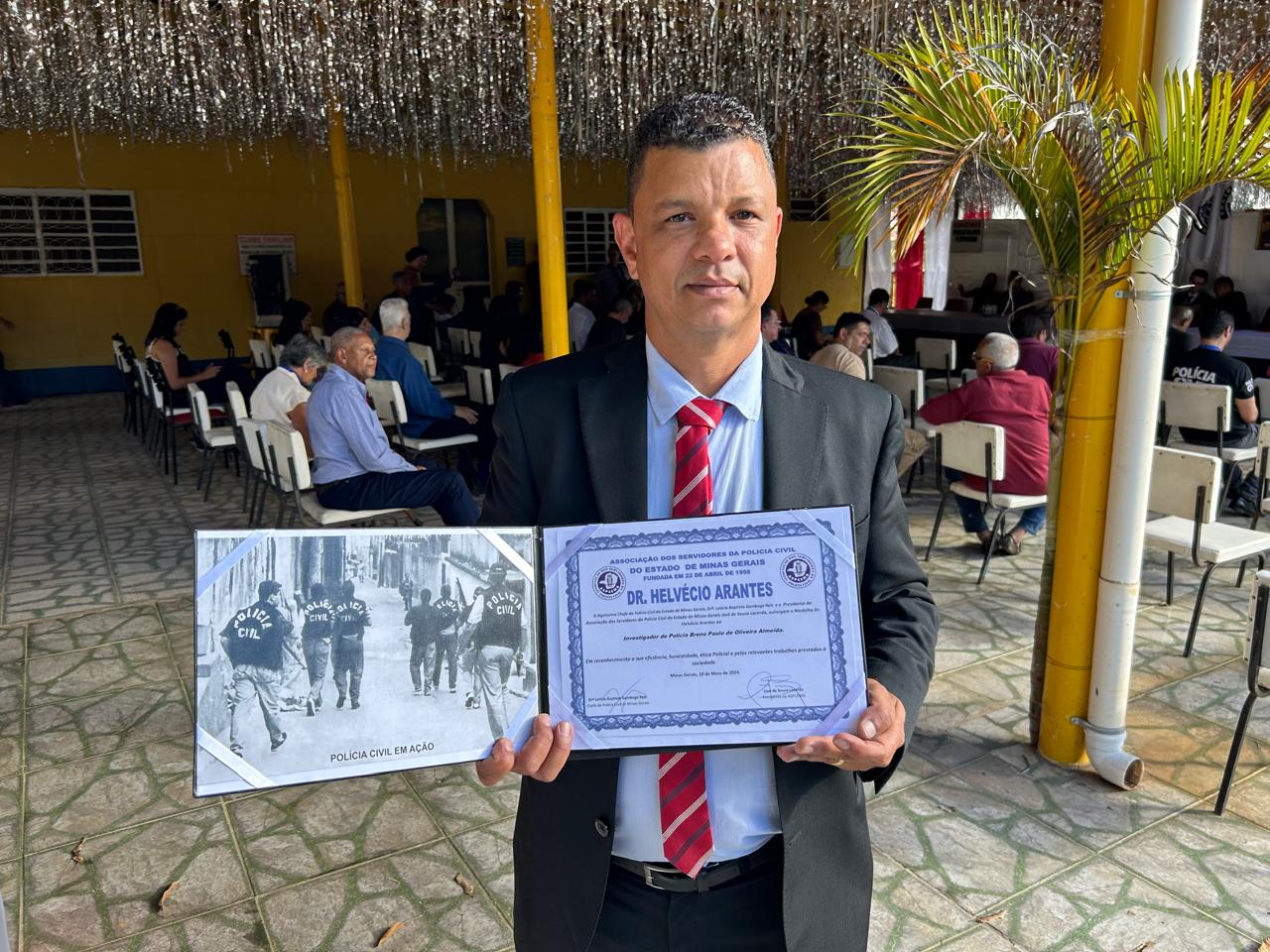 O Diretor de Mobilização do Sindpol/MG é agraciado com medalha Dr. Helvécio Arantes