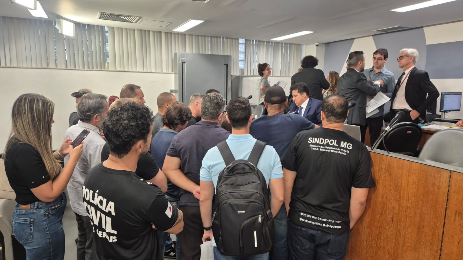 Sindpol-MG mobiliza policiais civis na ALMG e impede avanço do PL 4.081/2025